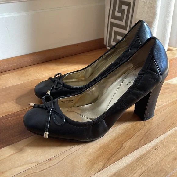 Tahari black leather pumps - Picture 2 of 5